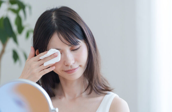 コットンでメイクを拭く女性（美容・化粧・メイク）